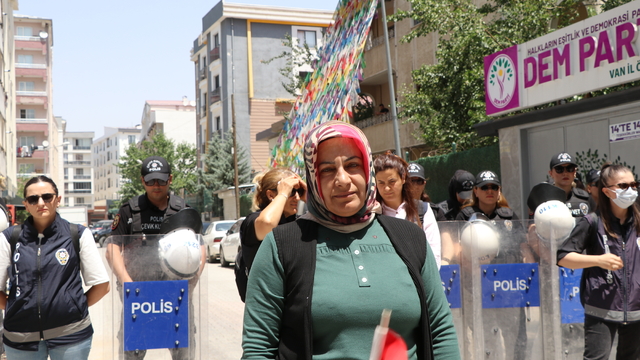 Evlat eylemindeki aileler slogan atmadan yürüdü