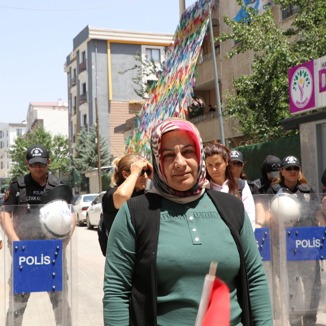 Evlat eylemindeki aileler slogan atmadan yürüdü