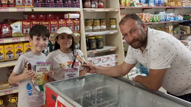 Seydişehir'de market işletmecisi kitap okuyan çocukları ödüllendiriyor