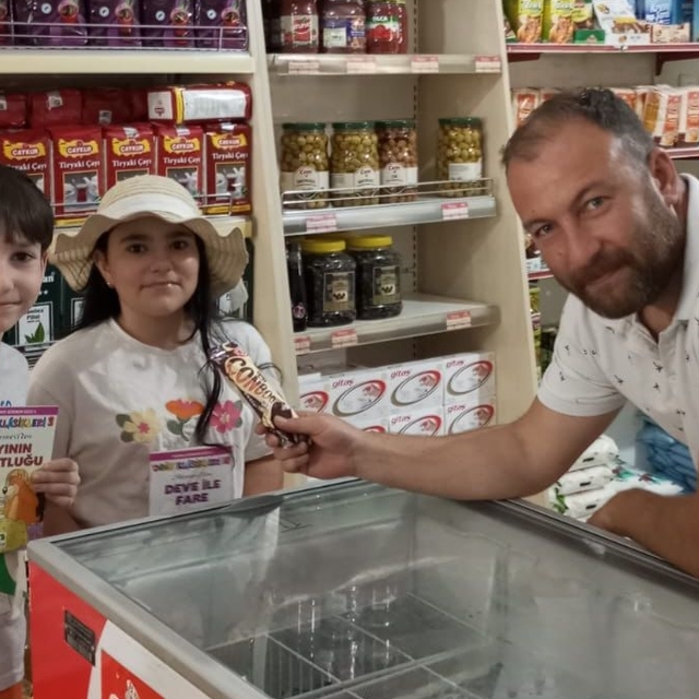 Seydişehir'de market işletmecisi kitap okuyan çocukları ödüllendiriyor