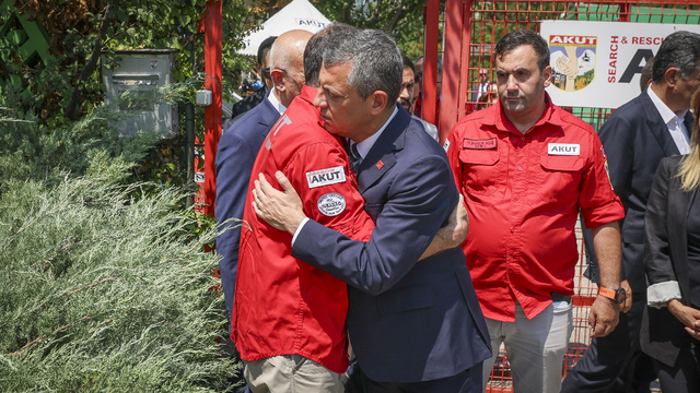 CHP Genel Başkanı Özel, AKUT'a taziye ziyaretinde bulundu