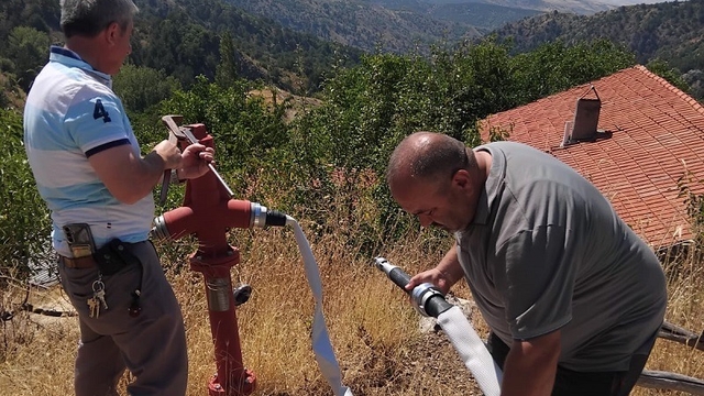 Çorum'da yangın riski bulunan köylere yangın hortumu dağıtılıyor