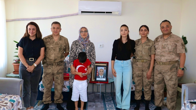 Batman'da jandarma personeli şehit ve gazi yakınlarını ziyaret etti
