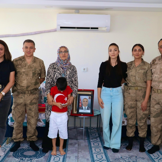 Batman'da jandarma personeli şehit ve gazi yakınlarını ziyaret etti