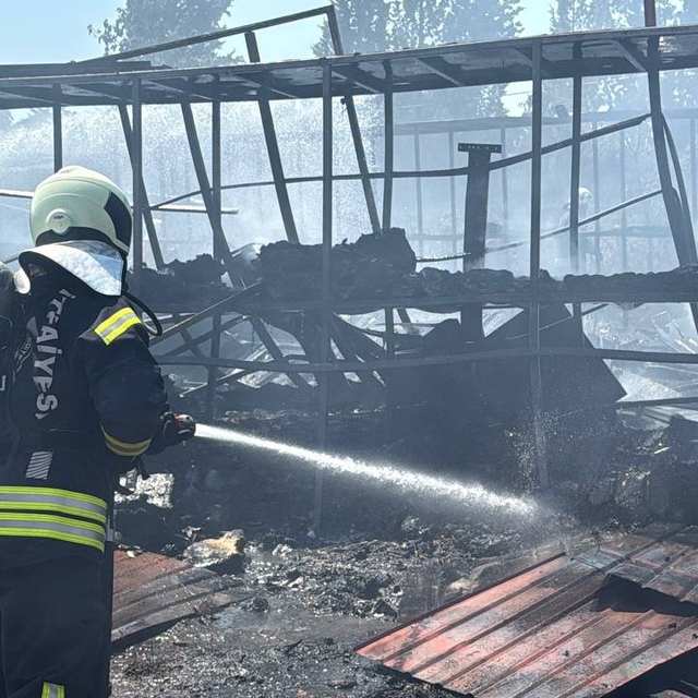 Kocaeli'de yediemin deposunda çıkan yangın söndürüldü