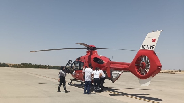 Şanlıurfa'da ambulans helikopter 2 yaşındaki kız çocuğu için havalandı