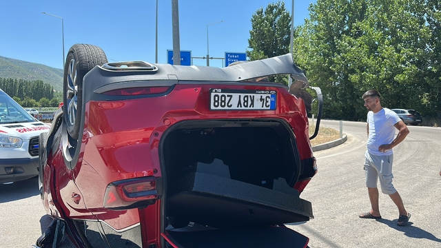 Tokat'ta devrilen otomobildeki 4 kişi yaralandı