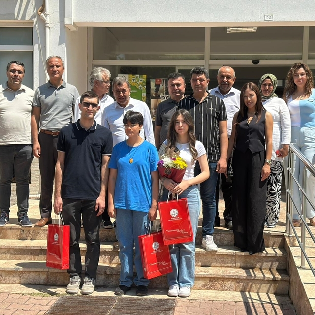 Kumluca'da YKS'de başarılı öğrenciler ödüllendirildi