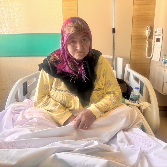 Erzurum'da yaşlı kadın ağrıyan bacağına ot sarınca hastanelik oldu