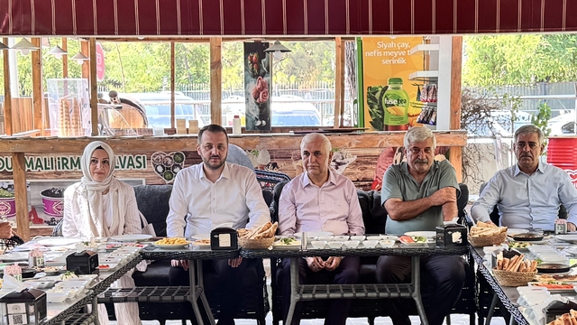 Siirt'te AK Parti Milletvekili Gül ve partililer basın mensuplarıyla bir araya geldi