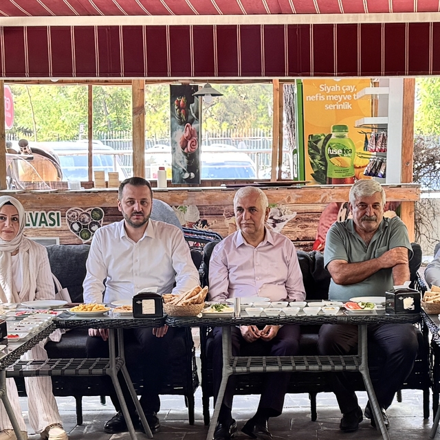 Siirt'te AK Parti Milletvekili Gül ve partililer basın mensuplarıyla bir ar...