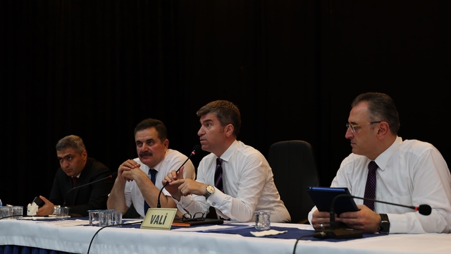 Amasya Valisi Bakan, Merzifon'da muhtarlarla bir araya geldi