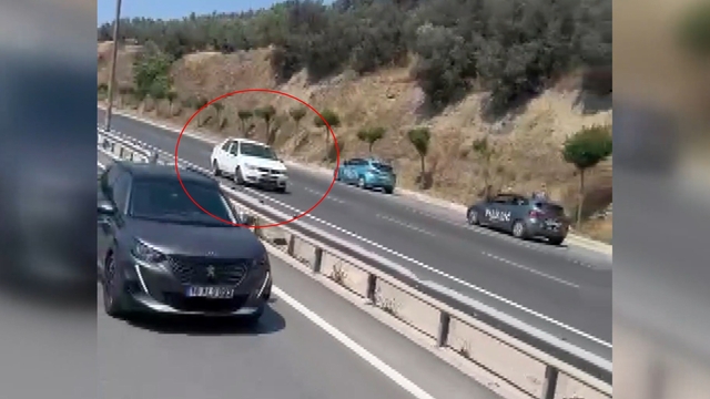 Otomobiliyle ters yönde ilerleyen sürücünün trafiği tehlikeye attığı anlar kamerada