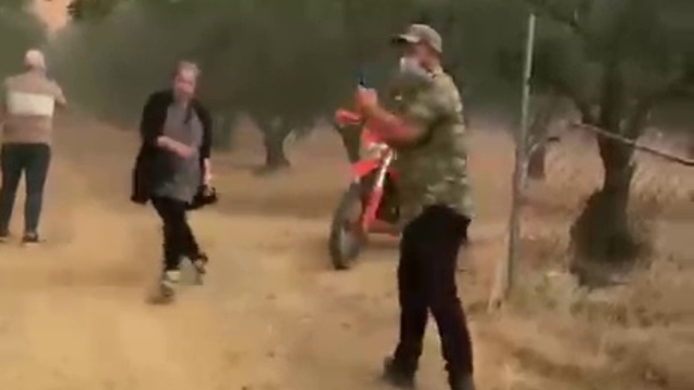 Belediye ekipleri, yangının tehdit ettiği evdeki aileyi tahliye ederken alevlerin ortasında kaldı