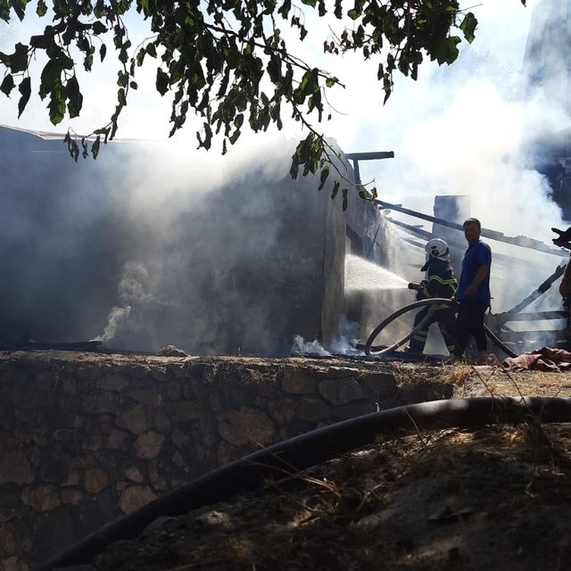 Tokat'ta çıkan yangında samanlık ve ahır zarar gördü