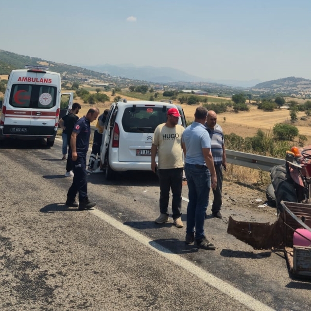 Balıkesir'de traktör ile otomobil çarpıştı: 5 yaralı