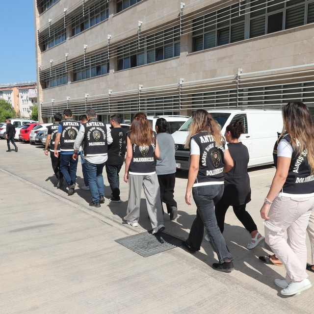 Antalya'da dolandırıcılık operasyonunda yakalanan 2 zanlı tutuklandı