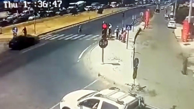 Yaya geçidinde otomobilin çarptığı yaya ağır yaralandı