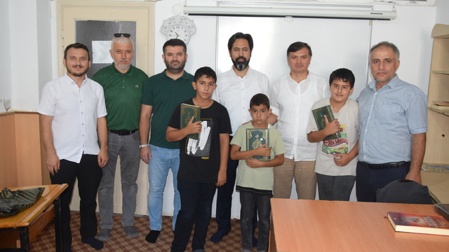 Espiye'de öğrencilerine Kur'an-ı Kerim hediye edildi
