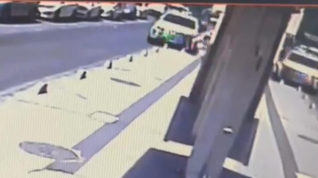 4.25 promil alkollü doktorun kullandığı kamyonet, kaldırımda yürüyen 2 kişiye çarptı; kaza kamerada