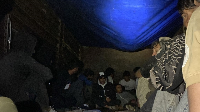 Erzurum'da tırın dorsesinde 22 düzensiz göçmen yakalandı