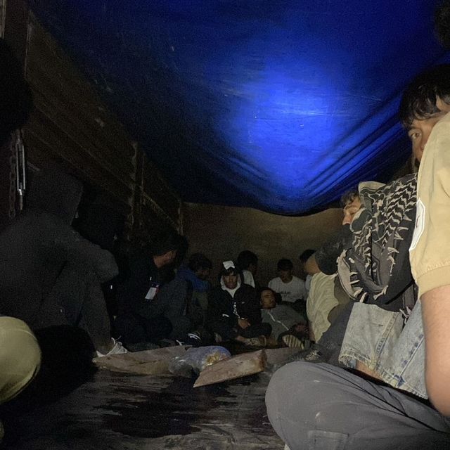 Erzurum'da tırın dorsesinde 22 düzensiz göçmen yakalandı