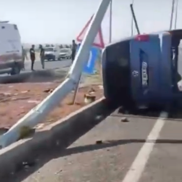 Batman'da hafif ticari araç elektrik direğine çarptı: 2 ölü, 4 yaralı