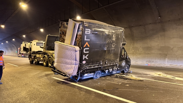 Kuzey Marmara Otoyolu'nda eşya yüklü kamyonet devrildi; 3 şerit kapandı
