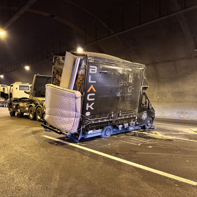 Kuzey Marmara Otoyolu'nda eşya yüklü kamyonet devrildi; 3 şerit kapandı