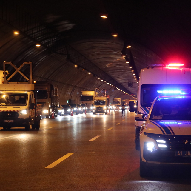 Kuzey Marmara Otoyolu'nda devrilen kamyonet ulaşımı aksattı