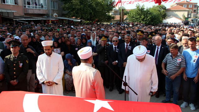 Şehit Üsteğmen Tuğrul Özsu, Edirne'de son yolculuğuna uğurlandı