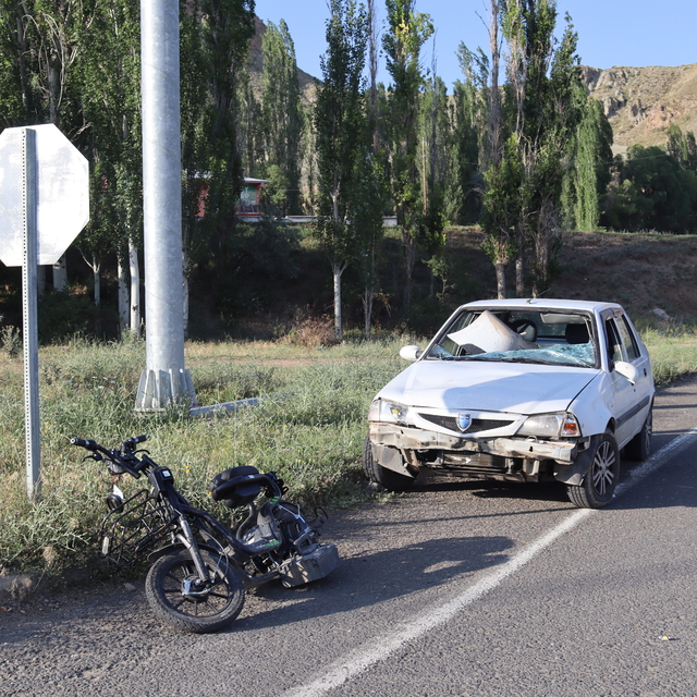 Erzurum'da otomobil ile elektrikli bisiklet çarpıştı, 2'si ağır 3 kişi yara...