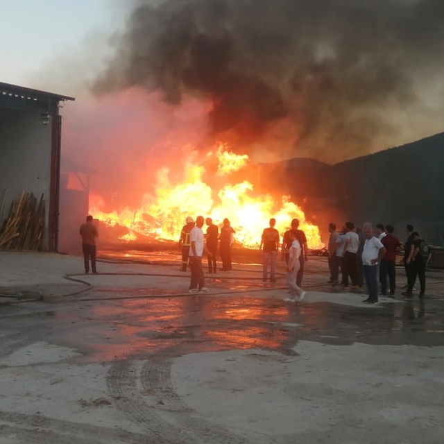 Tokat'ta kereste atölyesinde çıkan yangına müdahale ediliyor