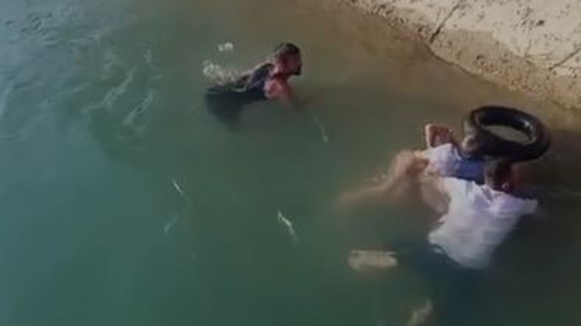 Sulama kanalına düşen çocuğu vatandaşlar kurtardı; o anlar kamerada