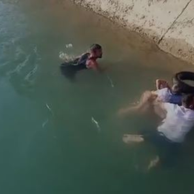 Sulama kanalına düşen çocuğu vatandaşlar kurtardı; o anlar kamerada