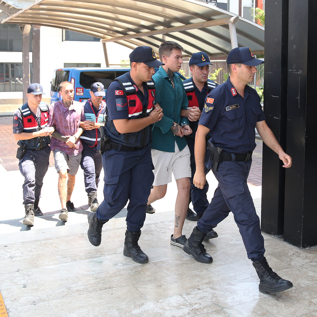 Alanya'da bir Rus'un bıçaklanarak öldürülmesiyle ilgili 2 Rus vatandaşı tut...