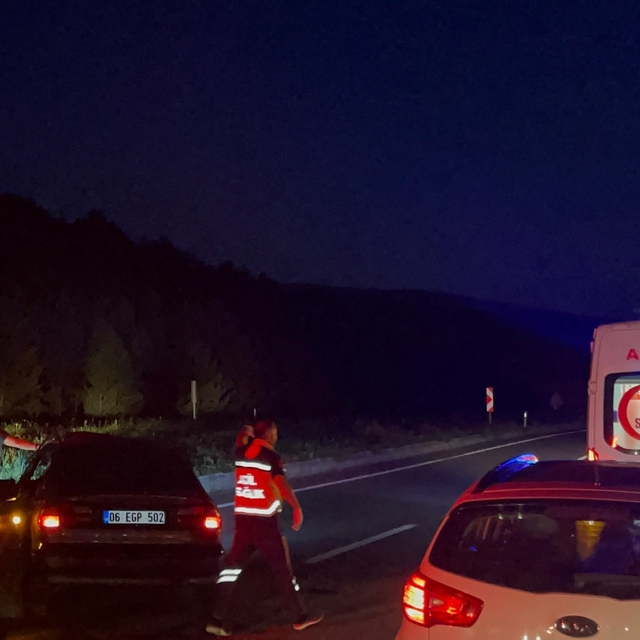 Ardahan'da iki otomobilin karıştığı kazada 4 kişi yaralandı