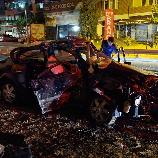 Kocaeli'de köprü ayağına çarpan otomobildeki 2 kişi ağır yaralandı