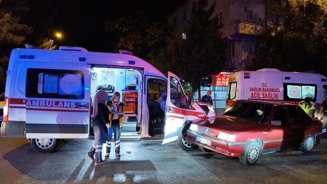 Kayseri'de ambulans ile otomobil çarpıştı: 2 yaralı