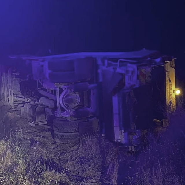 Tokat'ta şarampole devrilen çöp nakil kamyonundaki 3 kişi yaralandı