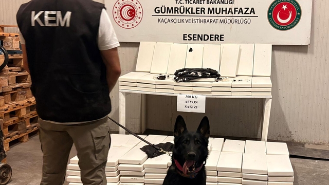 Hakkari'de mermer blokların arasına gizlenmiş 300 kilogram afyon sakızı ele geçirildi