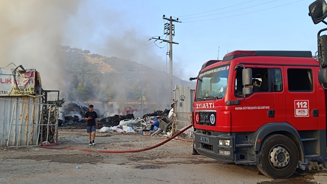 Bursa'da geri dönüşüm tesisinde çıkan yangın söndürüldü (2)- Yeniden