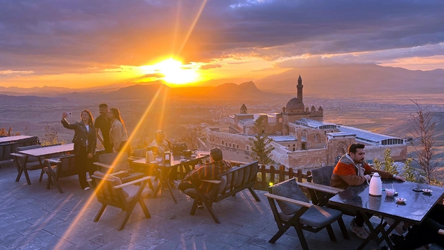 İshak Paşa Sarayı'nda eşsiz gün batımı manzarası