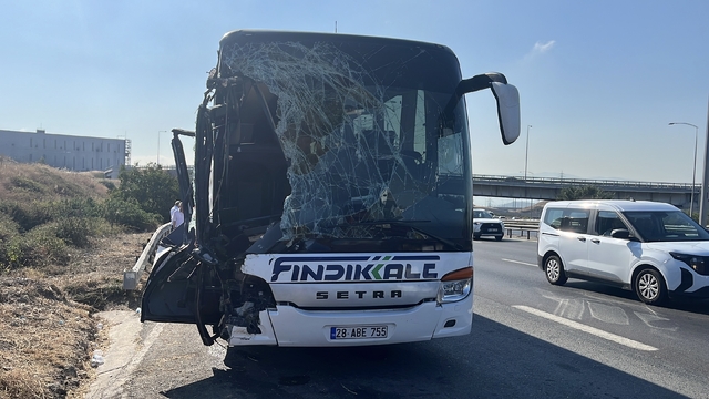 TEM'de yolcu otobüsü kamyona arkadan çarptı; 1'i ağır, 7 yaralı