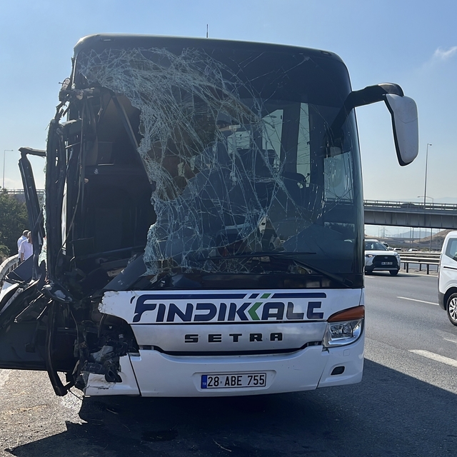 TEM'de yolcu otobüsü kamyona arkadan çarptı; 1'i ağır, 7 yaralı