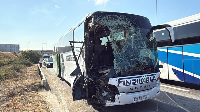 Anadolu Otoyolu'nda otobüsün kamyona çarpması sonucu 7 kişi yaralandı