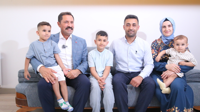 Hatay Valisi Masatlı'dan yeni yuvasına kavuşan depremzede aileye ziyaret