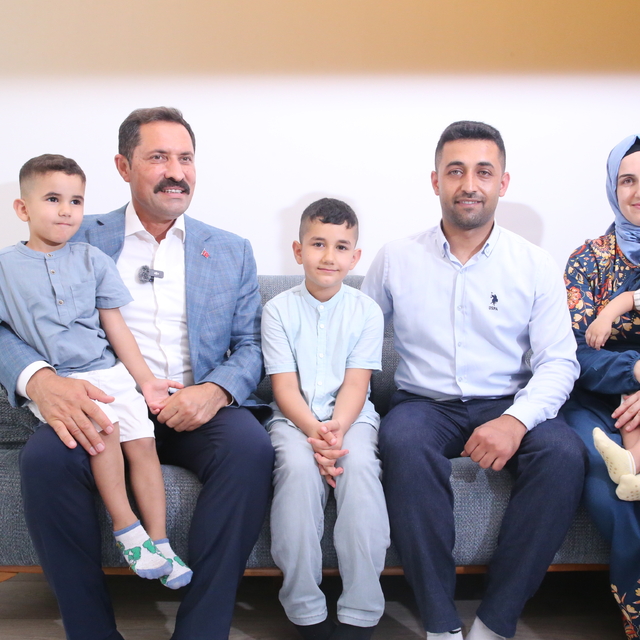Hatay Valisi Masatlı'dan yeni yuvasına kavuşan depremzede aileye ziyaret