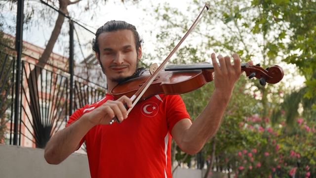 Görme engelli Ragıp Ali hem spor hem müzik kariyerinde kalıcılığı hedefliyor