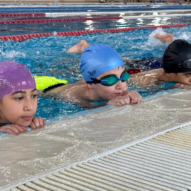 Van'da olimpik havuzlarda yüzme öğrenen çocuklar, güvenli ortamda serinliyo...